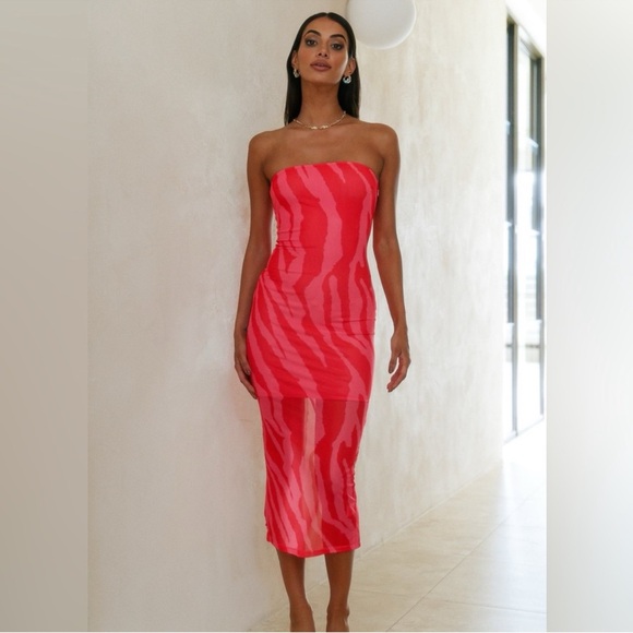Hello Molly Dresses & Skirts - Hello Molly Elegant Strapless Pink and red Dress